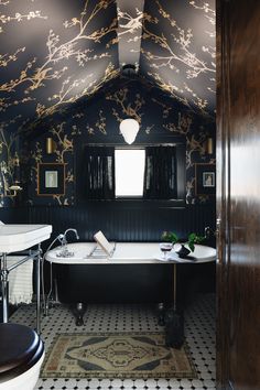 Classic Full Bath Black Bathroom Idea