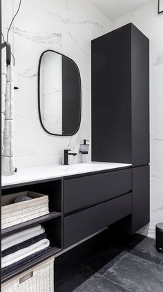 Stunning Black and White Bathroom Idea